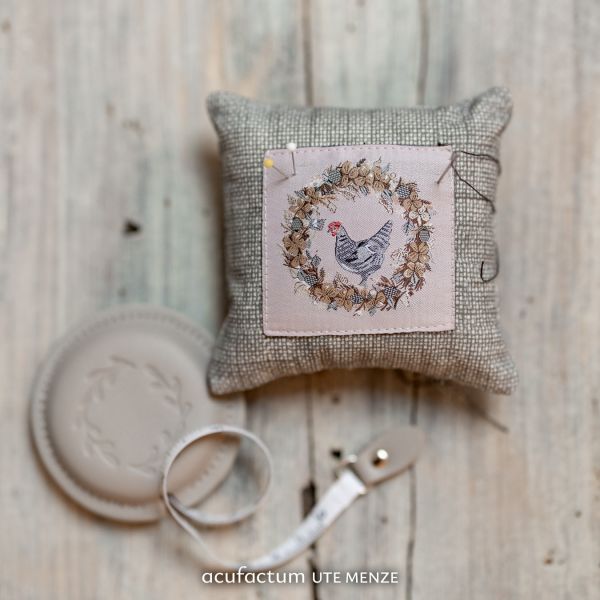 【ドイツ製】acufactum 大判 刺繍タグ ［ニワトリとリース］ | マキシパッチ 織ネーム アクファクトゥム
