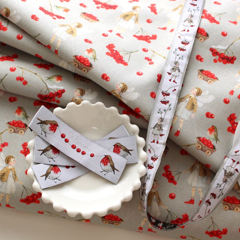 残り僅か‼️ ドイツ　輸入 生地　アクファクトゥム　赤い木の実と赤い靴の妖精 ドイツ生地acufactum アクファクトゥム赤い木の実と赤い靴の妖精