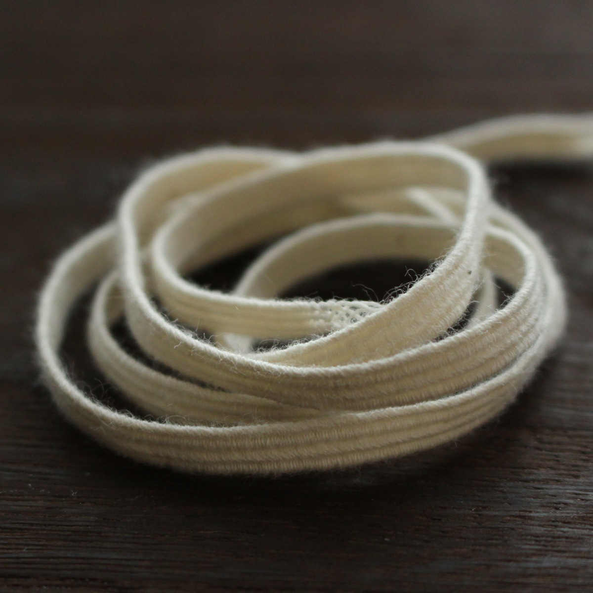 マスク用丸ゴム カバリングタイプ 1 300ｍチーズ巻 12巻入りオフ白 耳が痛くなりにくい コスパ 伸びがいい 短納期 業者 個人 ハンドメイド 業務用品番 量産 まとめ買い 手芸 即納 手作り オフシロ