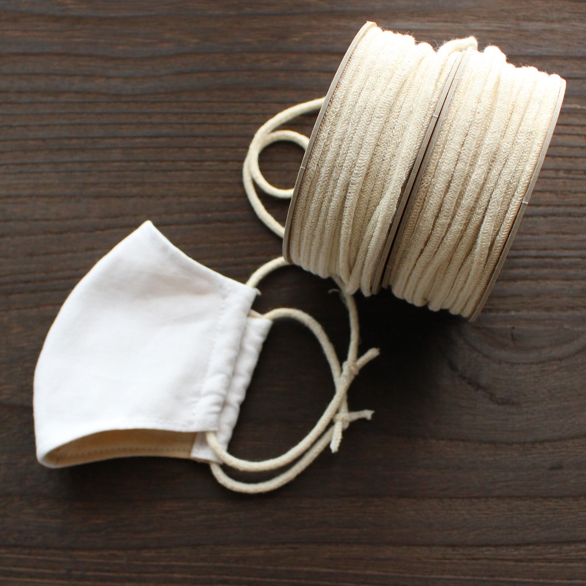 マスク用丸ゴム カバリングタイプ 1 300ｍチーズ巻 12巻入りオフ白 耳が痛くなりにくい コスパ 伸びがいい 短納期 業者 個人 ハンドメイド 業務用品番 量産 まとめ買い 手芸 即納 手作り オフシロ