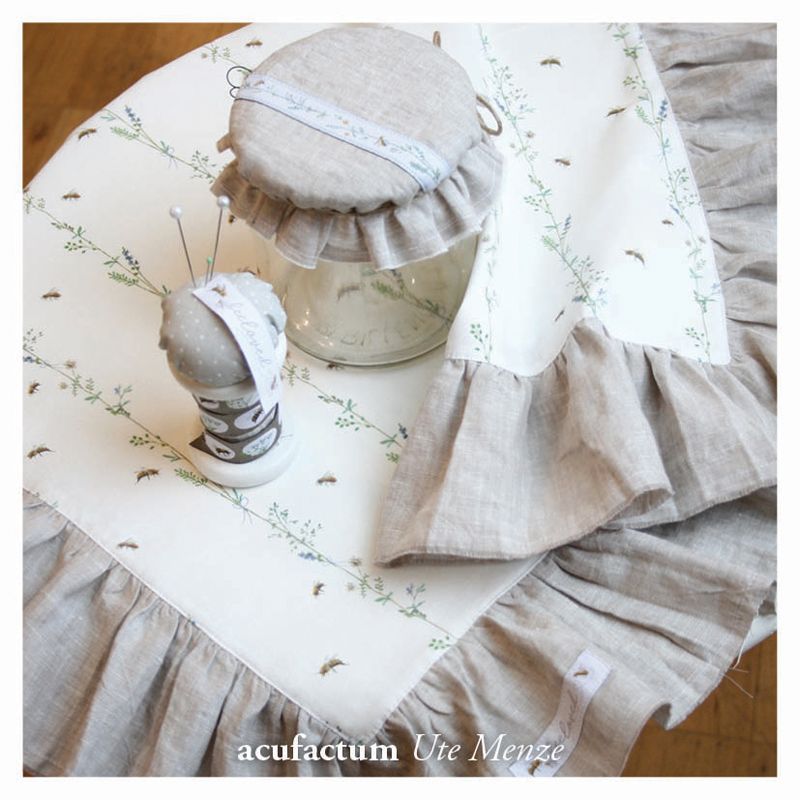 acufactumアクファクトゥム【50cm単位】約幅16mm-縦柄/草原のみつばち柄ジャガードリボン　チロリアンテープ