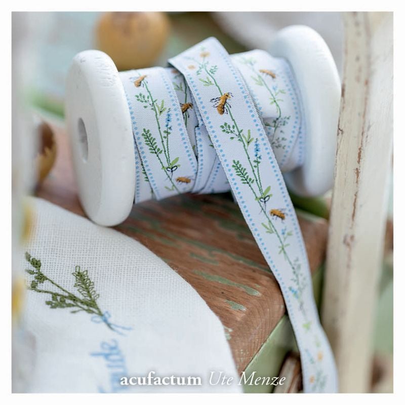 acufactumアクファクトゥム【50cm単位】約幅16mm-縦柄/草原のみつばち柄ジャガードリボン　チロリアンテープ