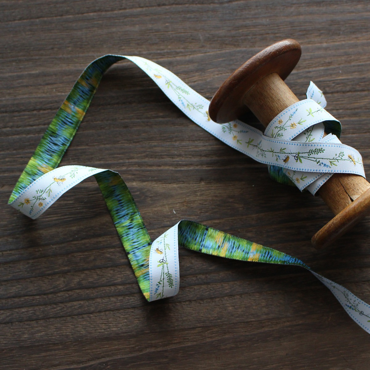 acufactumアクファクトゥム【50cm単位】約幅16mm-縦柄/草原のみつばち柄ジャガードリボン　チロリアンテープ