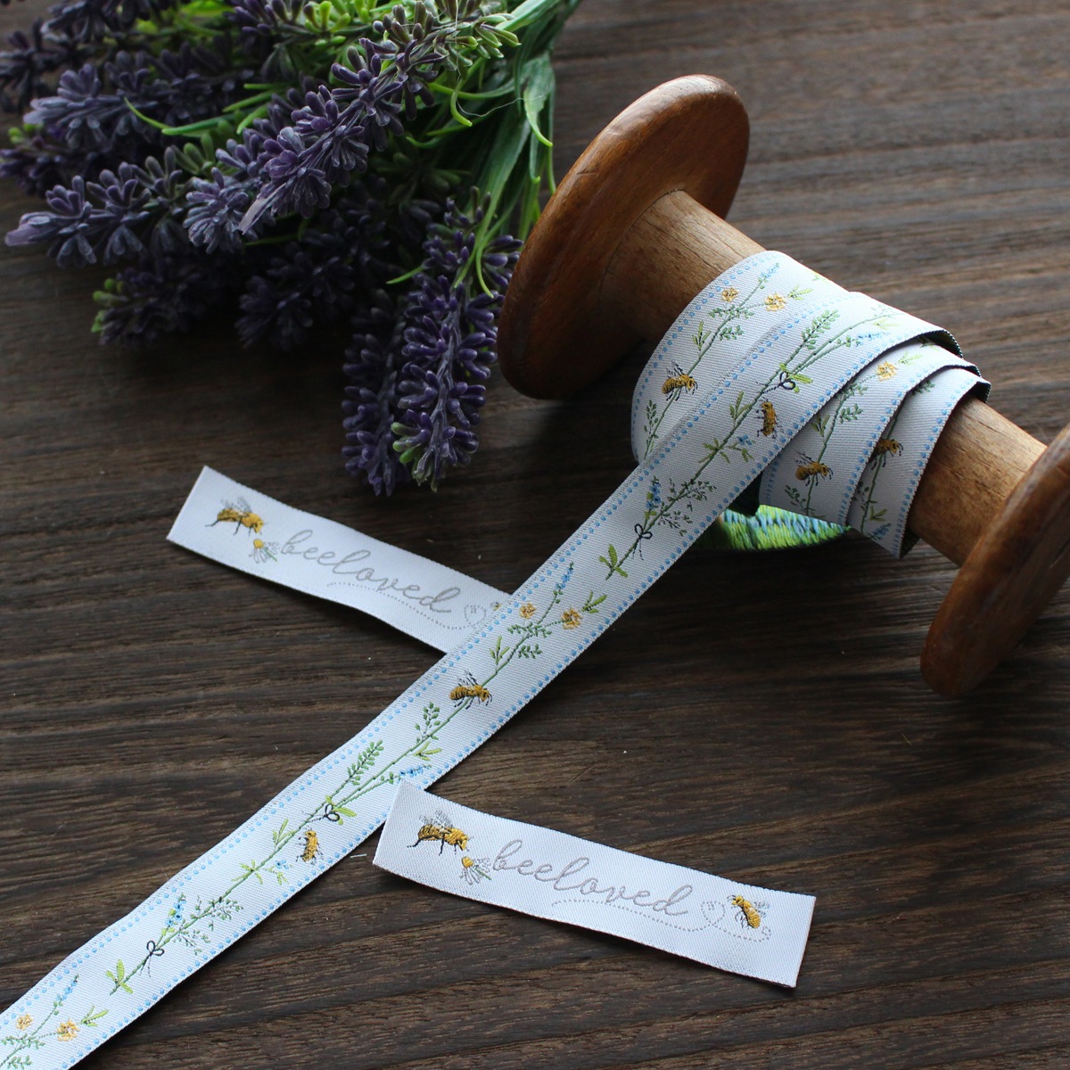 acufactumアクファクトゥム【50cm単位】約幅16mm-縦柄/草原のみつばち柄ジャガードリボン　チロリアンテープ