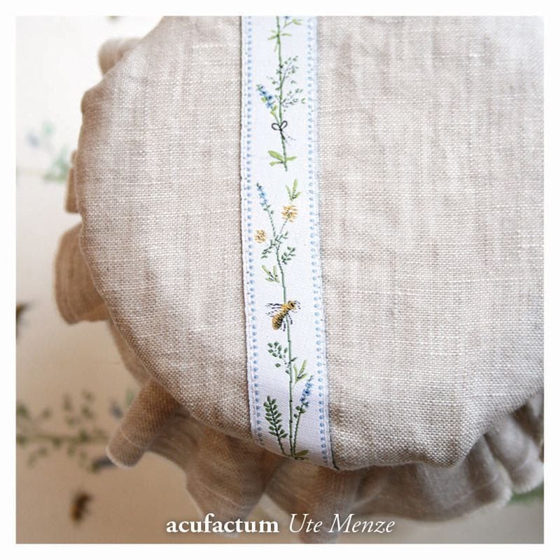 acufactumアクファクトゥム【50cm単位】約幅16mm-縦柄/草原のみつばち柄ジャガードリボン　チロリアンテープ