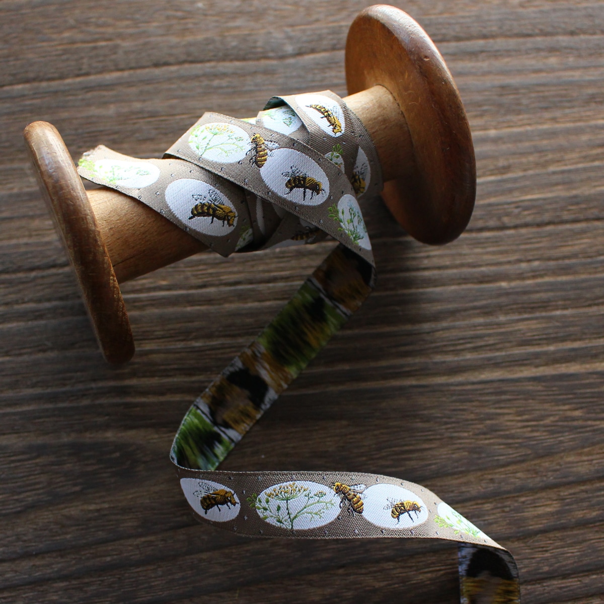 acufactumアクファクトゥム【50cm単位】約幅16mm/ブラウン地ミツバチ柄ジャガードリボン　チロリアンテープ