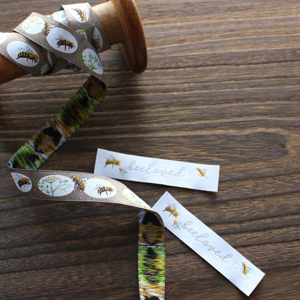 acufactumアクファクトゥム【50cm単位】約幅16mm/ブラウン地ミツバチ柄ジャガードリボン　チロリアンテープ