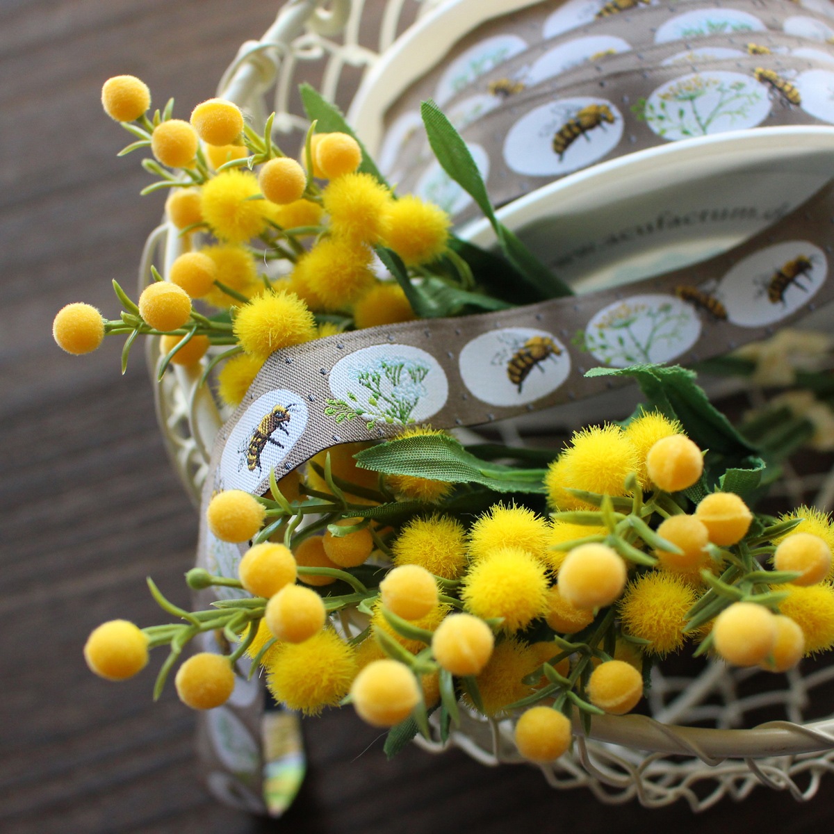 acufactumアクファクトゥム【50cm単位】約幅16mm/ブラウン地ミツバチ柄ジャガードリボン　チロリアンテープ