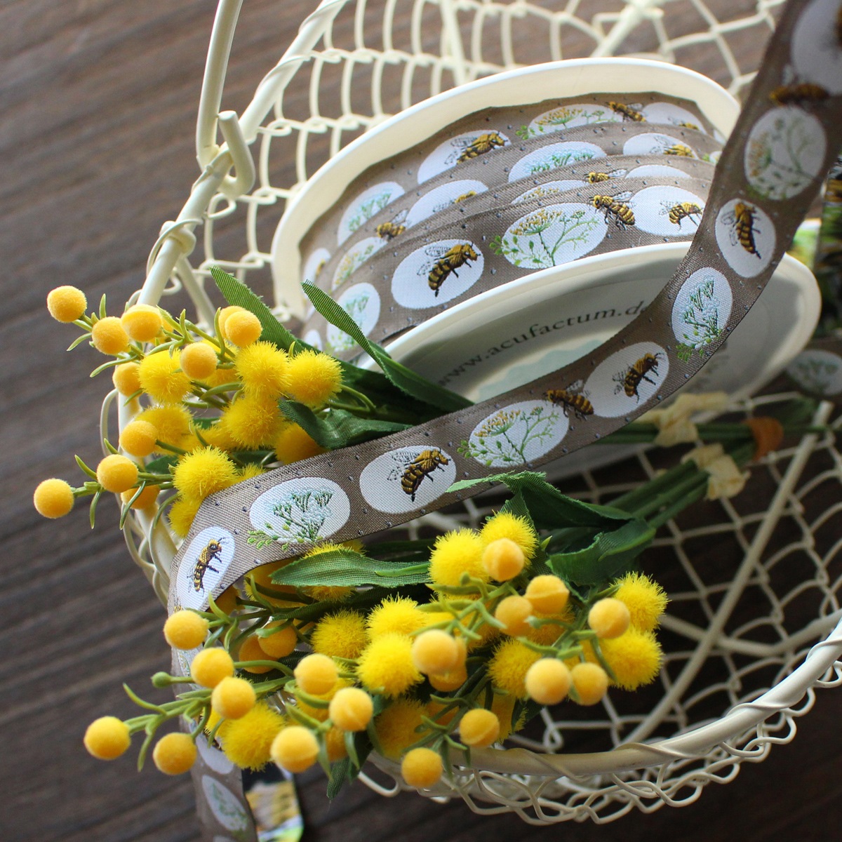 acufactumアクファクトゥム【50cm単位】約幅16mm/ブラウン地ミツバチ柄ジャガードリボン　チロリアンテープ