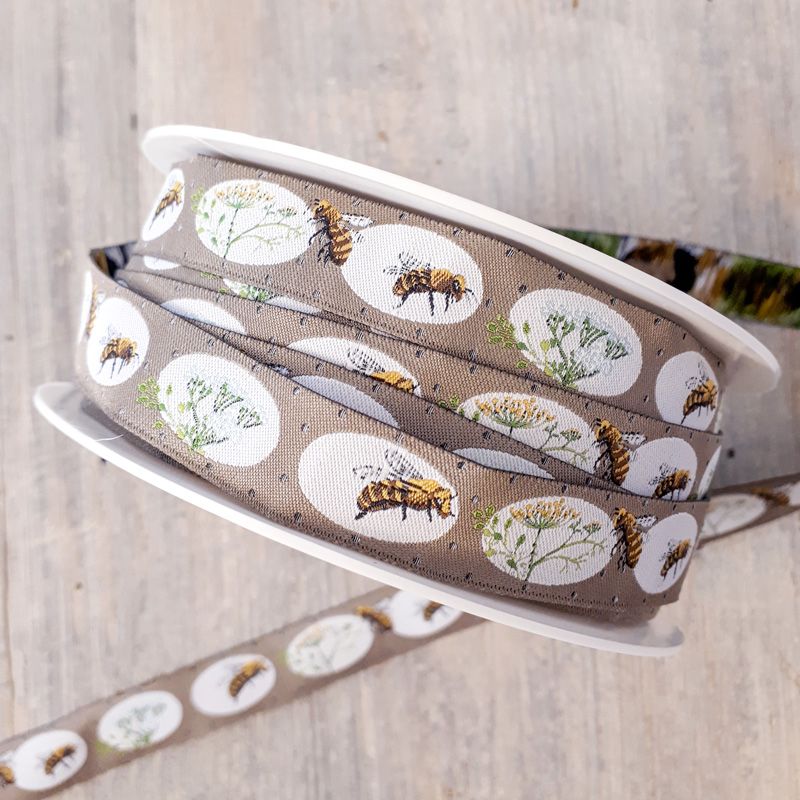 acufactumアクファクトゥム【50cm単位】約幅16mm/ブラウン地ミツバチ柄ジャガードリボン　チロリアンテープ