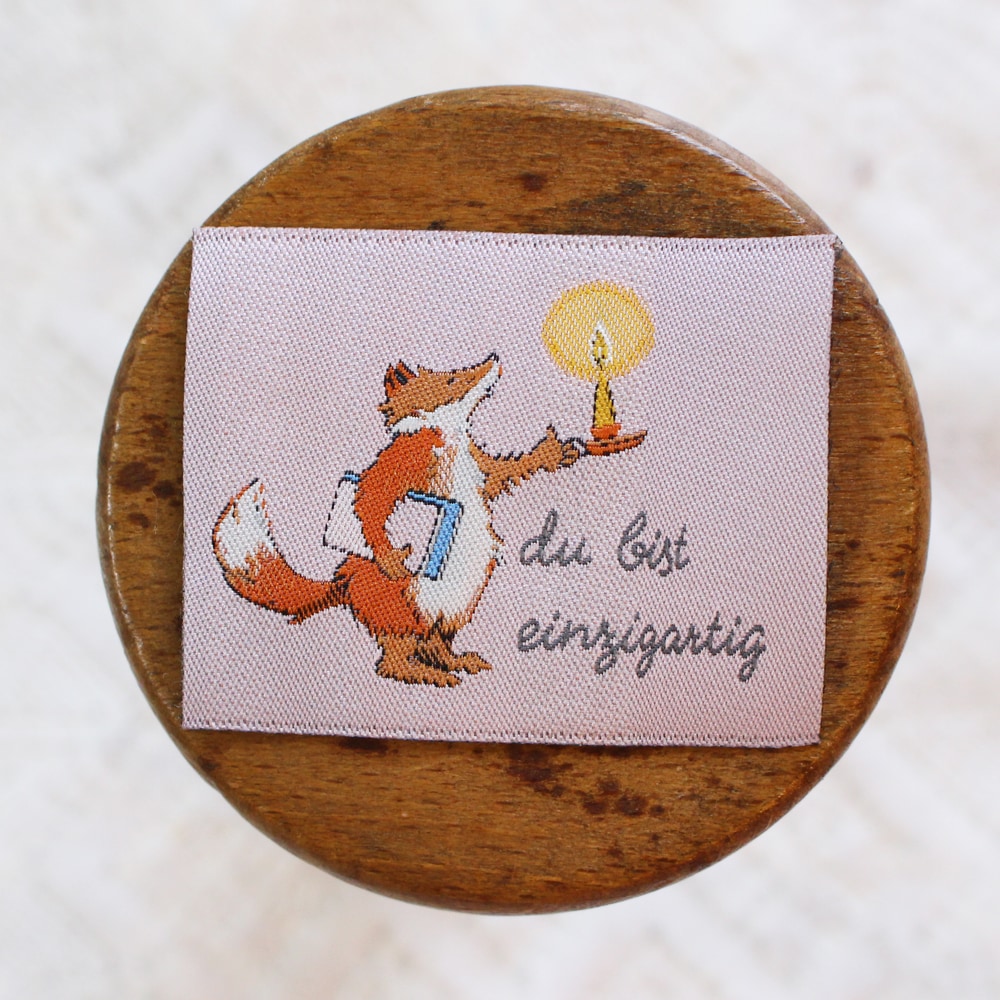 acufactum375】 約5cm×約4cm--(大)本とろうそくを持つキツネのタグ