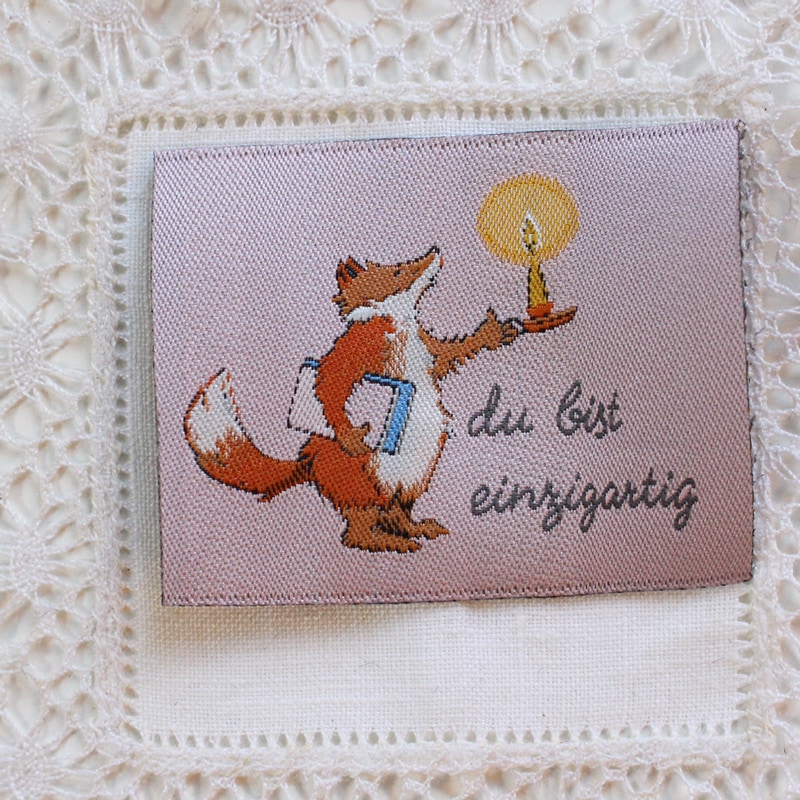 acufactum375】 約5cm×約4cm--(大)本とろうそくを持つキツネのタグ