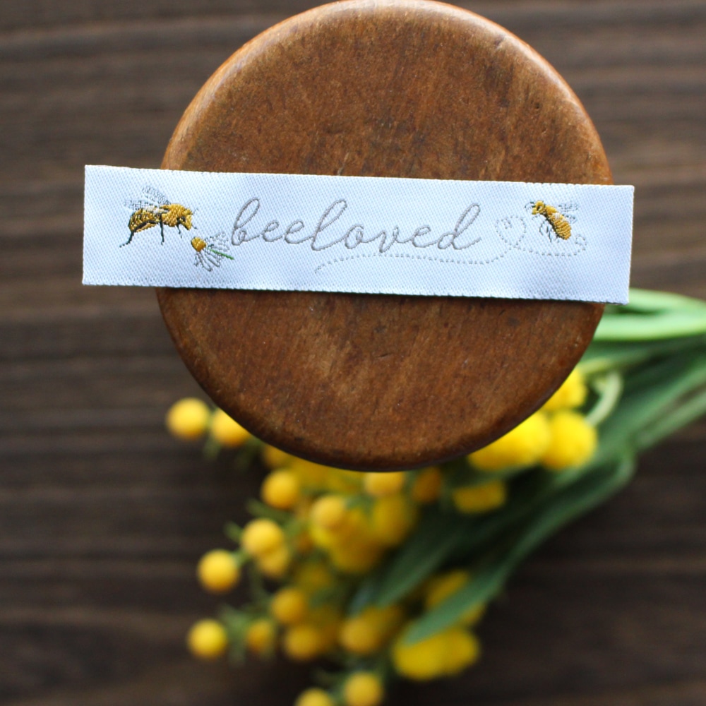 【acufactum282】 約1.6cm×約7.5cm幅- ミツバチの愛 bee loved タグ ラベル 織ネーム
