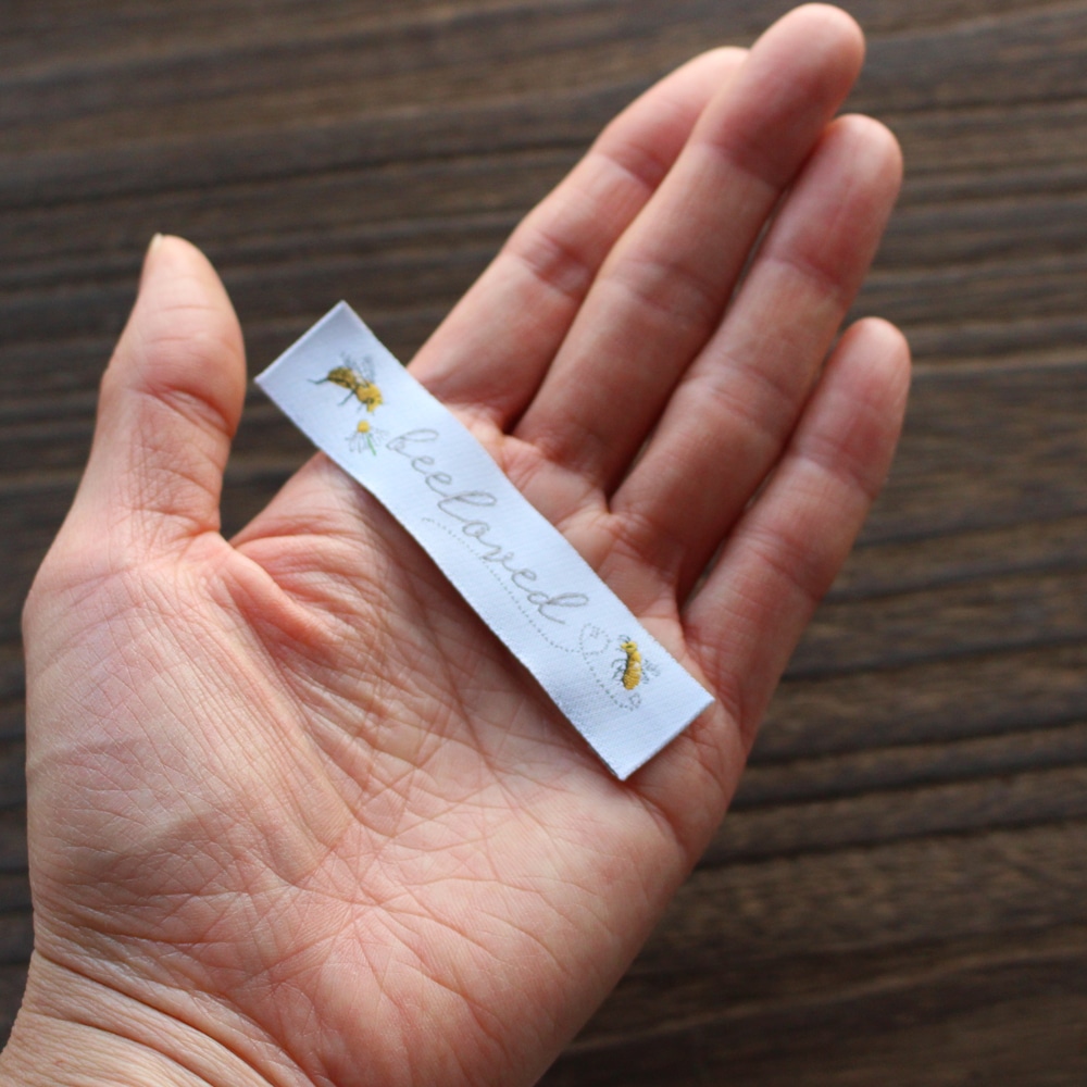 【acufactum282】 約1.6cm×約7.5cm幅- ミツバチの愛 bee loved タグ ラベル 織ネーム