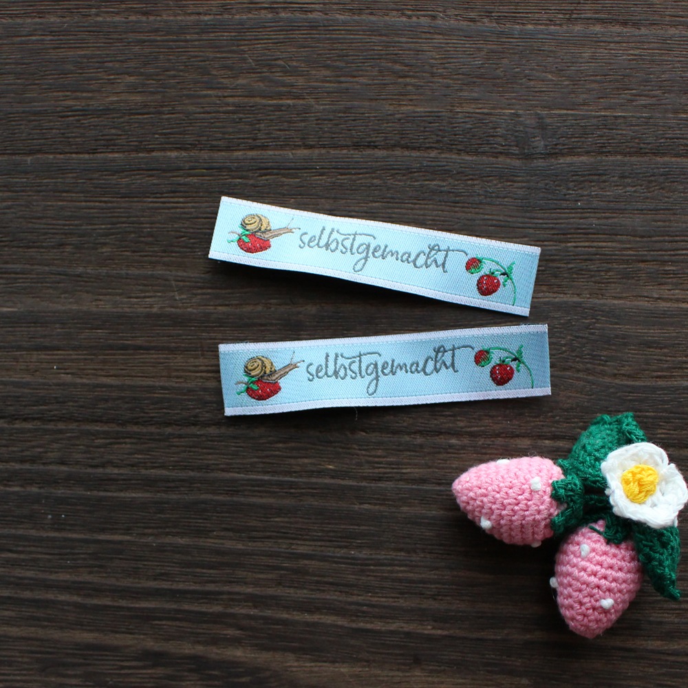 【acufactum290】 約1.6cm×約7.5cm幅　イチゴとカタツムリ・・・ピッパとペレシリーズ　タグ　ラベル　織ネーム