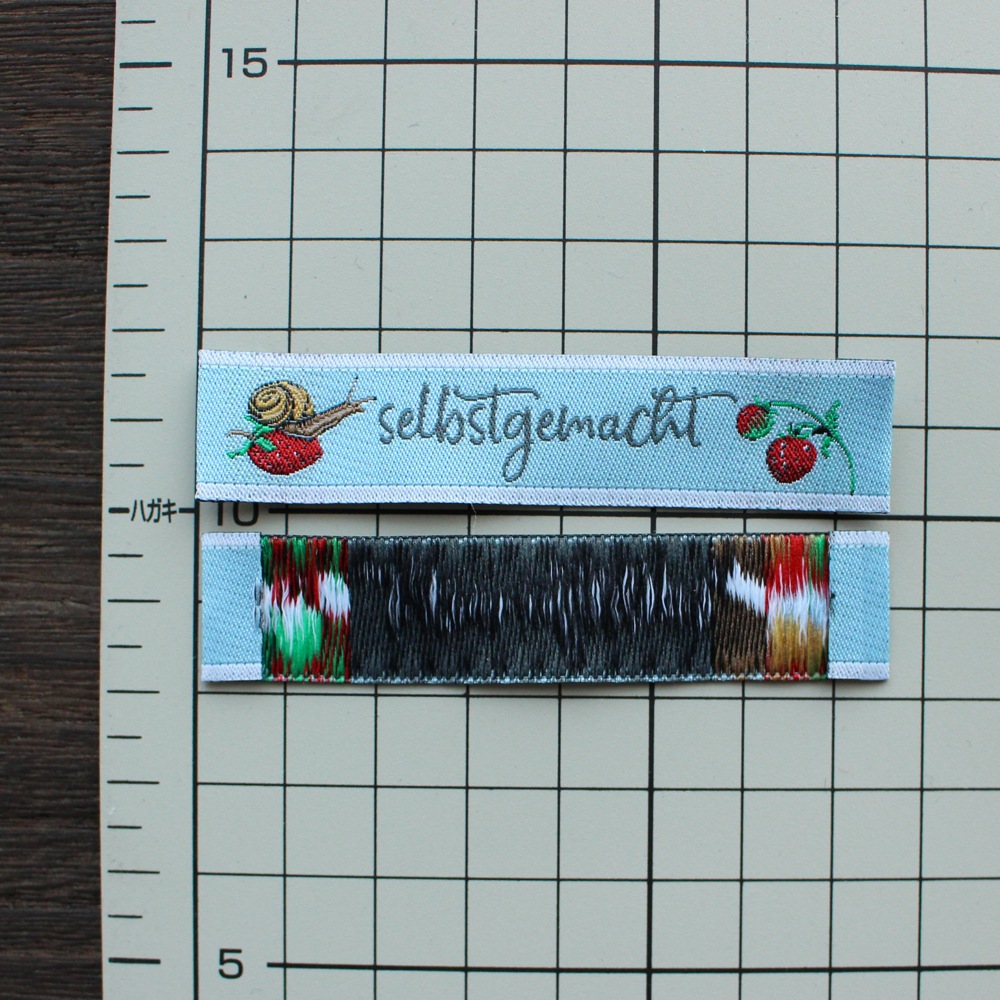 【acufactum290】 約1.6cm×約7.5cm幅　イチゴとカタツムリ・・・ピッパとペレシリーズ　タグ　ラベル　織ネーム