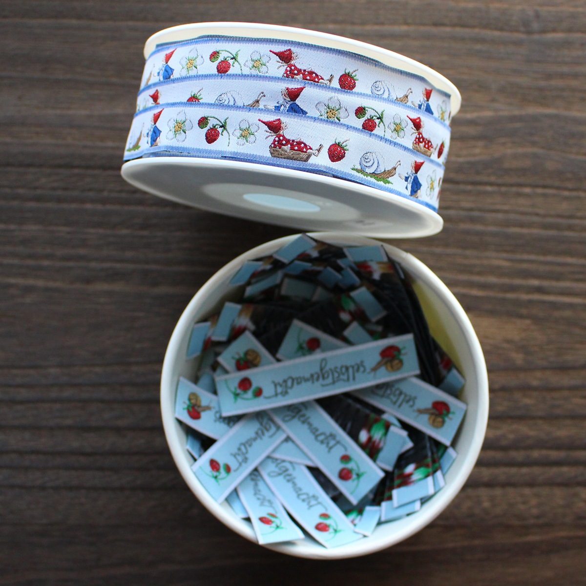 【acufactum290】 約1.6cm×約7.5cm幅　イチゴとカタツムリ・・・ピッパとペレシリーズ　タグ　ラベル　織ネーム