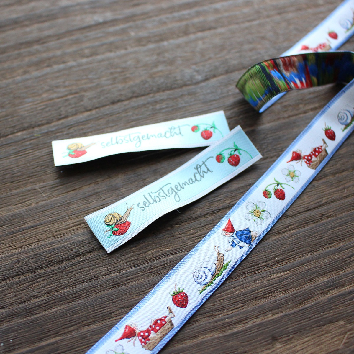 【acufactum290】 約1.6cm×約7.5cm幅　イチゴとカタツムリ・・・ピッパとペレシリーズ　タグ　ラベル　織ネーム