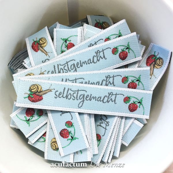 【acufactum290】 約1.6cm×約7.5cm幅　イチゴとカタツムリ・・・ピッパとペレシリーズ　タグ　ラベル　織ネーム