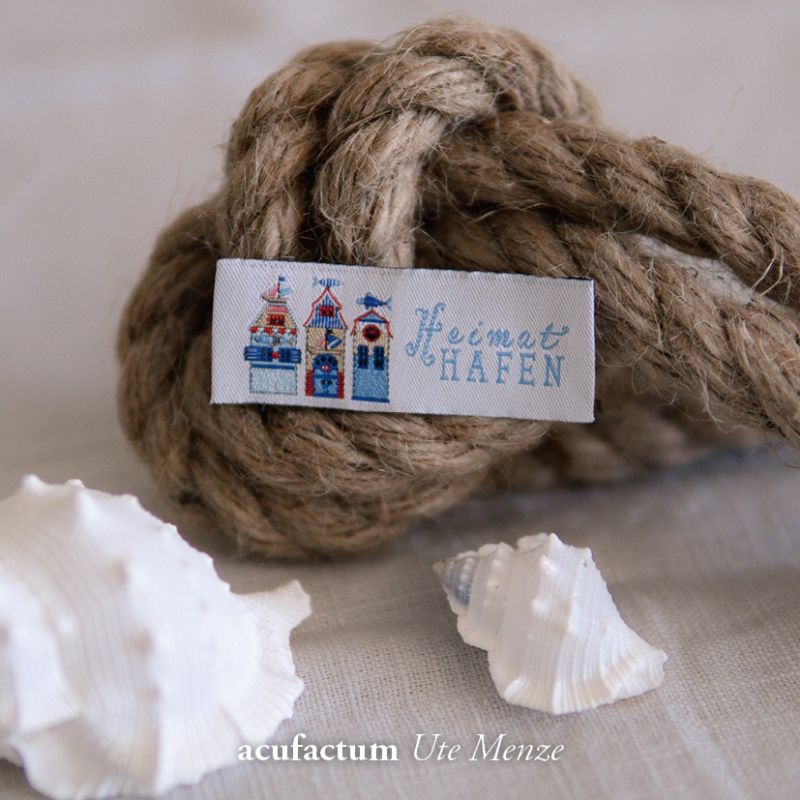 acufactum231】 約2cm×約5cm-魚とお家 海辺の街並みのタグ ラベル 織ネーム