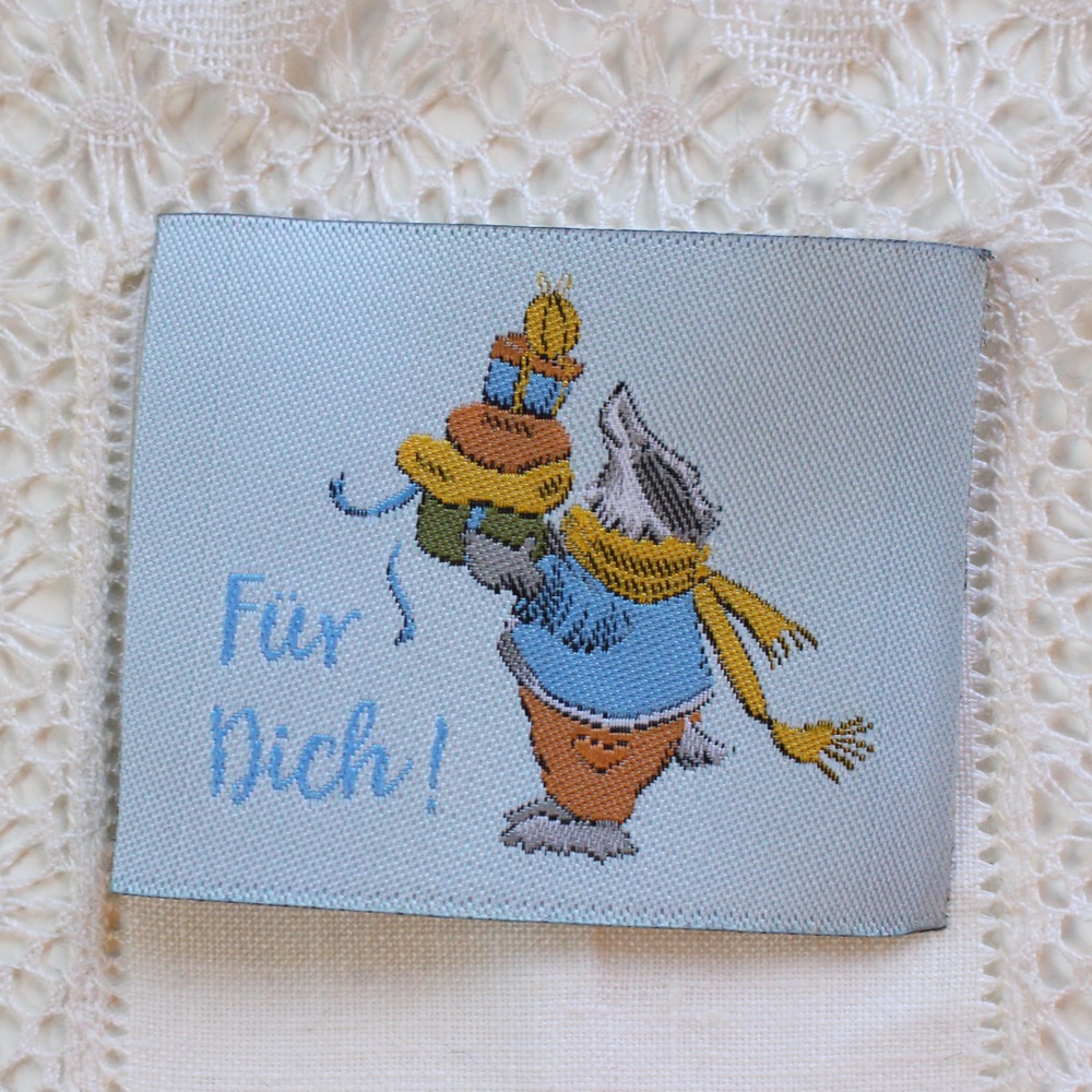 acufactum380】 約5cm×約5cm--(大)プレゼントを持つマフラーを巻いた