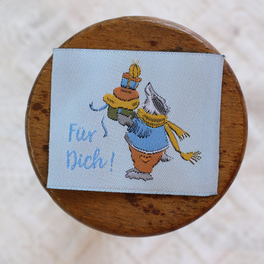 acufactum380】 約5cm×約5cm--(大)プレゼントを持つマフラーを巻いた