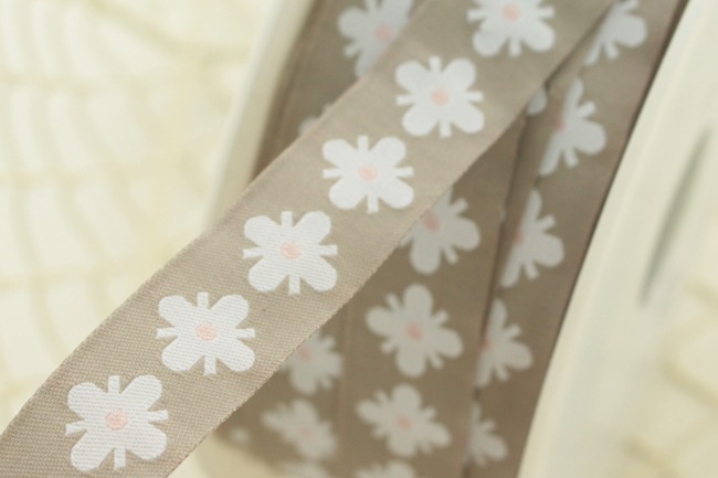 acufactumアクファクトゥム【50cm単位】約幅16mm-トープにホワイトのお花柄チロリアンテープ