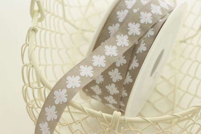 acufactumアクファクトゥム【50cm単位】約幅16mm-トープにホワイトのお花柄チロリアンテープ