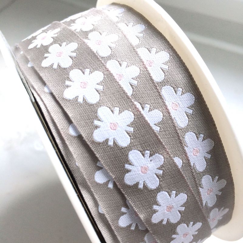 acufactumアクファクトゥム【50cm単位】約幅16mm-トープにホワイトのお花柄チロリアンテープ