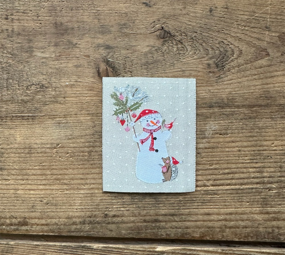 【acufactum412】 約6cm×約5cm--(大）雪だるまとハリネズミのクリスマスのタグ　ラベル　織ネーム