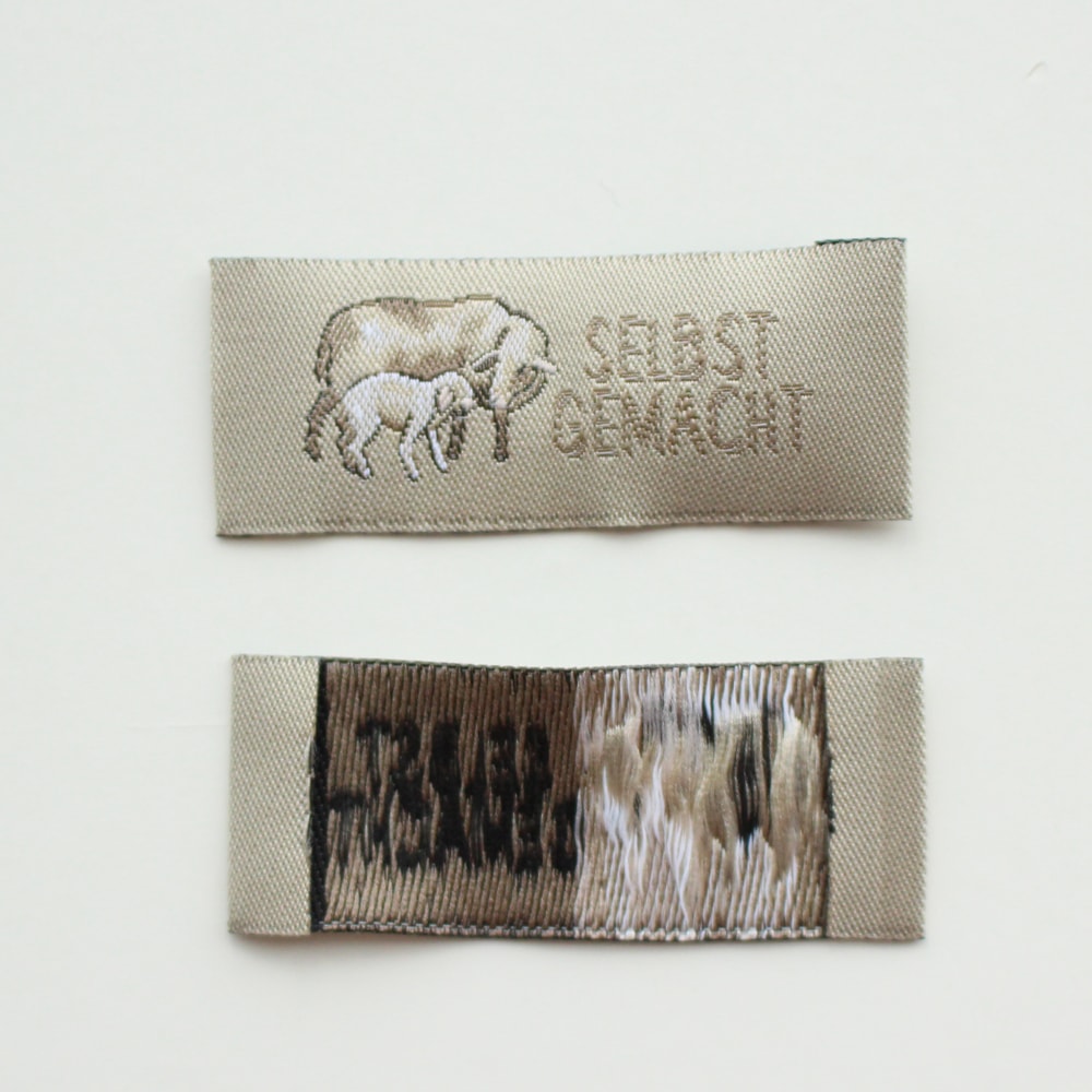 acufactum298】 約2cm×約5cm-羊の親子 タグ ラベル 織ネーム