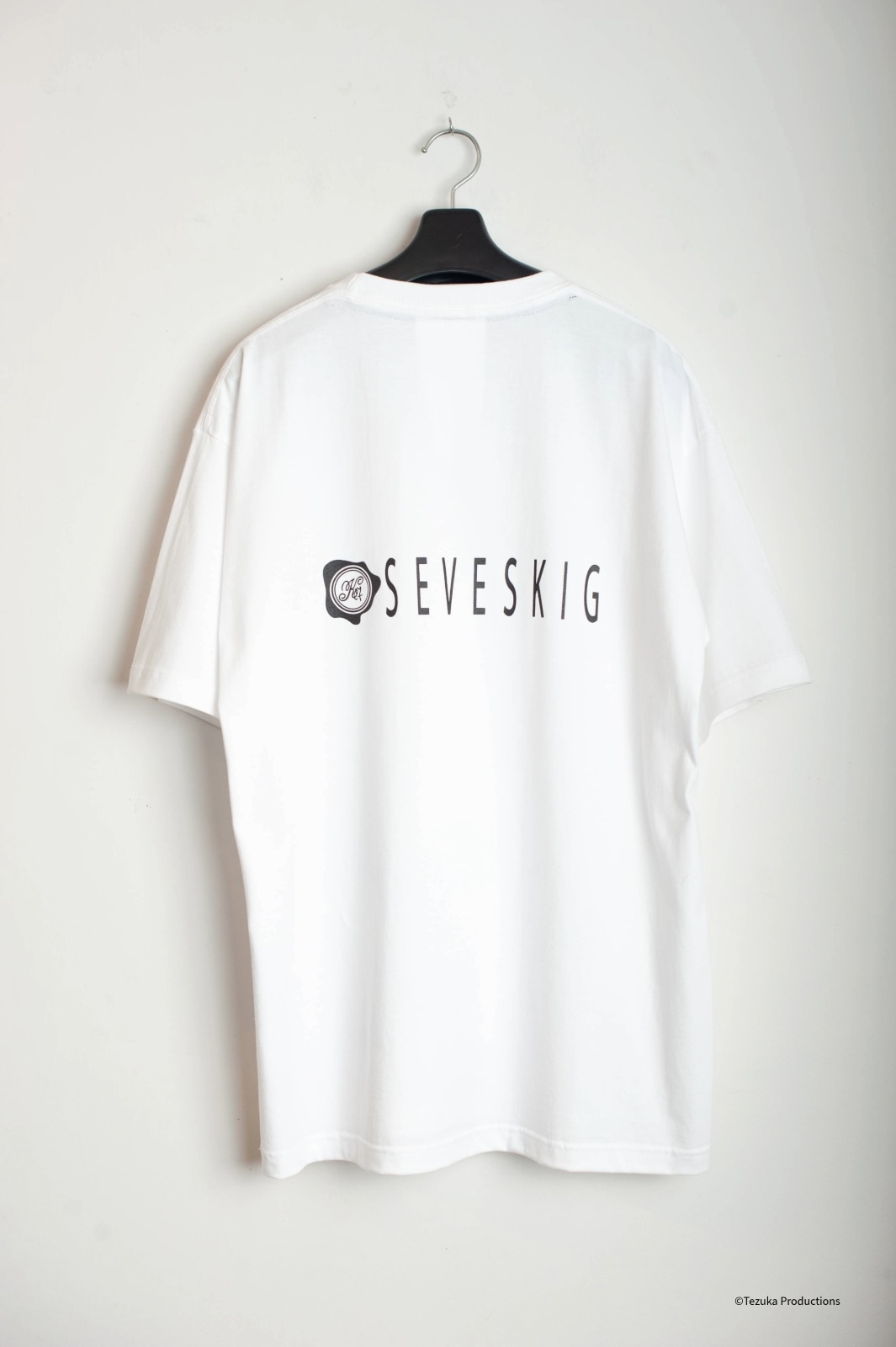 TEZUKA WORLD×SEVESKIG S/SL Tee Ver.LEO WHITE | ファッション
