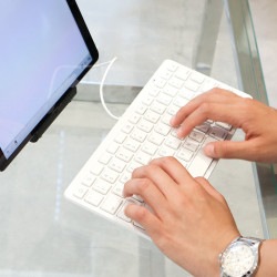 電池要らず！iPhone/iPad用有線ミニキーボード