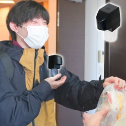 サッとかざしてパッと消毒「ジェルも使えるリュック用ディスペンサー」