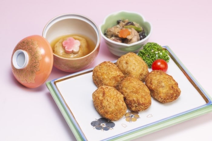 【産地取り寄せ商品】伊予美人 コロッケ 5種類(牛ミンチ・鶏ミンチときのこ・きんぴら・ベーコンとコーン・たこガーリック)×各3個入り ルミエール (有限会社 次郎長ずし)(n)