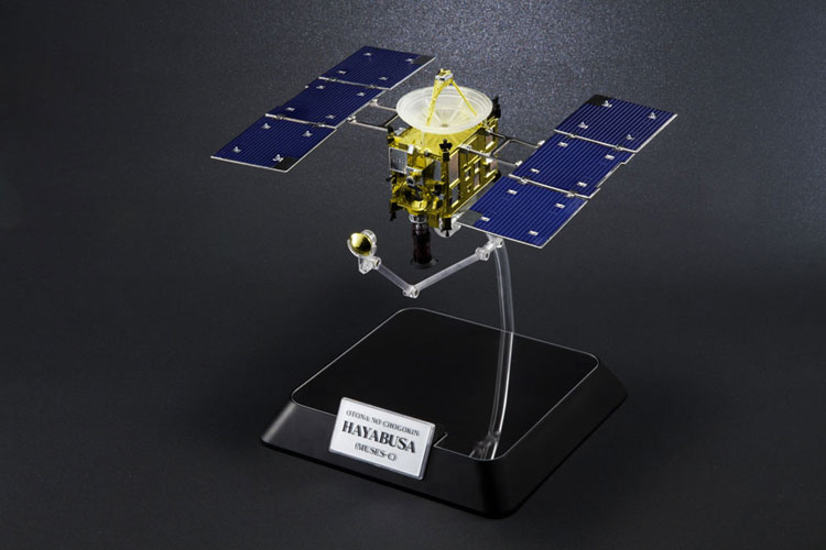 小惑星探査機 はやぶさ (1／24モデル) 初回生産分限定特典付き
