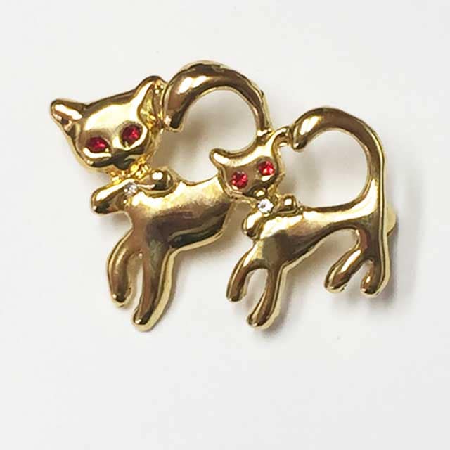 ロンドンで見つけたプラスチックの軽いブローチ2点ネコとお家