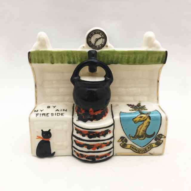 クレステッドチャイナ 黒猫ちゃんと暖炉 1900-1930年代頃　Crested China