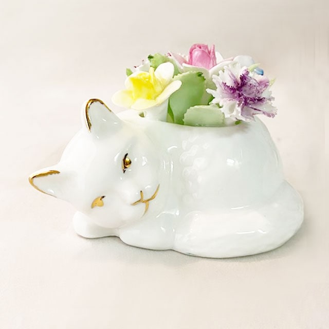 ロイヤルドルトン 花束と猫のフィギュリン Royal Doulton Nearest to