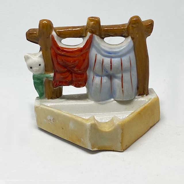 猫と洗濯物のミニ灰皿 昭和を感じるゆるい里帰品 レトロな猫 MADE IN JAPAN 1940~50年代