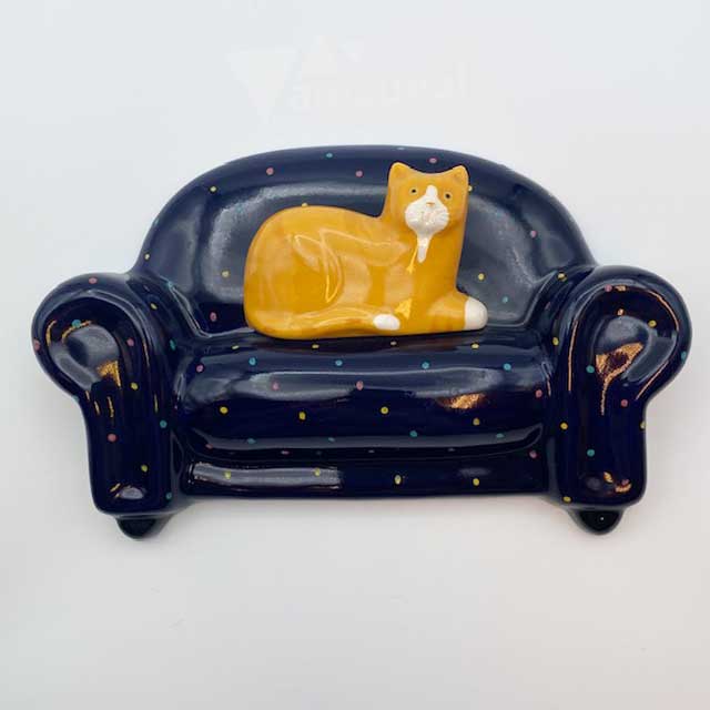 KATZ & CO ソファに乗った猫の陶器の壁掛け 壁飾り 横長ソファ ウォールアート 1980年代