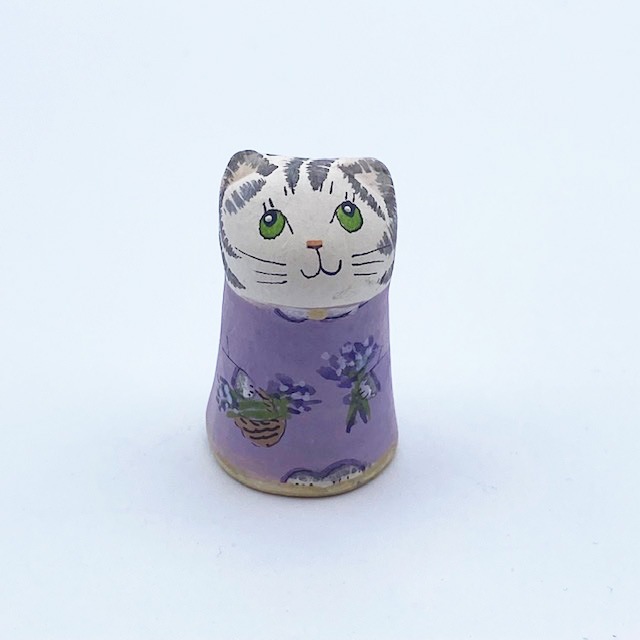 イギリス 素焼きのミニ猫　サバトラ猫 シンブル　ラベンダー  Merryfield Pottery