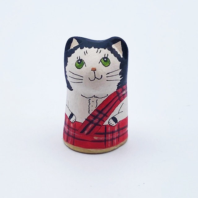 イギリス スコティッシュタータンチェックを着た黒白猫　素焼きのミニ猫　シンブル　Merryfield Pottery