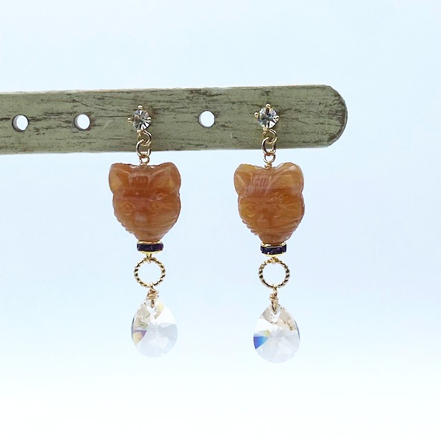 小さな猫の顔型のピアス　チェコビーズ x スワロフスキークリスタル　髙橋幸恵デザイン