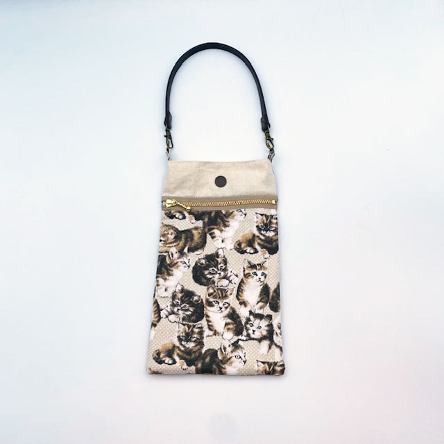 ハンドメイド　猫柄のスマホポーチ　セピア　My Cotton