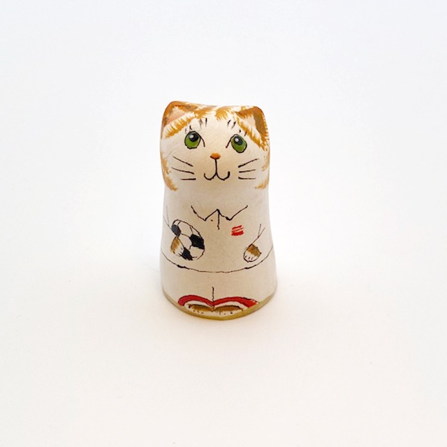 イギリス 素焼きのミニ猫　シンブル サッカー選手　サッカーをする茶トラ猫  Merryfield Pottery