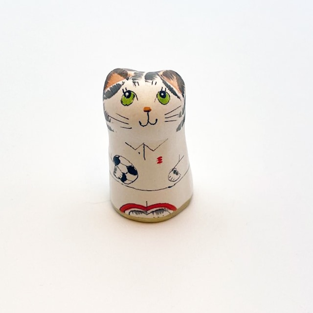イギリス 素焼きのミニ猫　シンブル サッカー選手　サッカーをするサバトラ猫  Merryfield Pottery