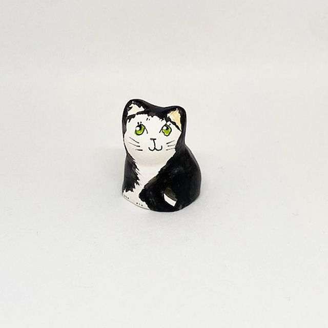イギリス　メリーフィールドポッタリー 素焼きのミニ猫　黒白猫　シンブルC　Merryfield Pottery