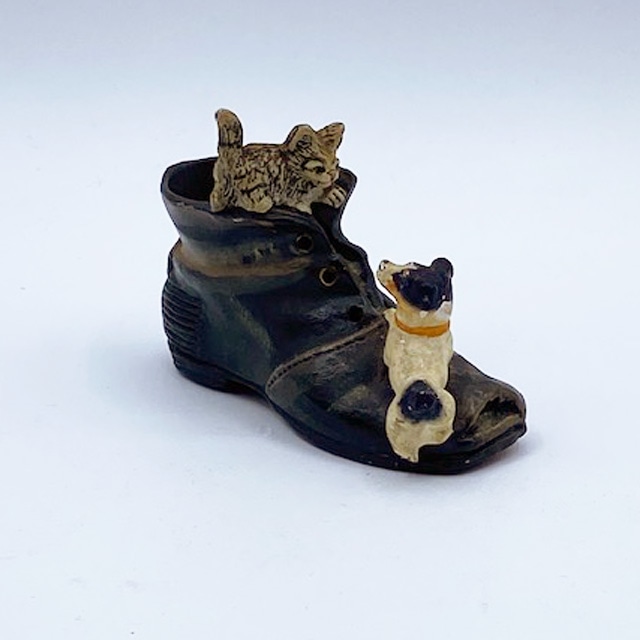 アンティーク 靴の上で戯れる猫と犬のフィギュリン 1800年後期~1900年初期