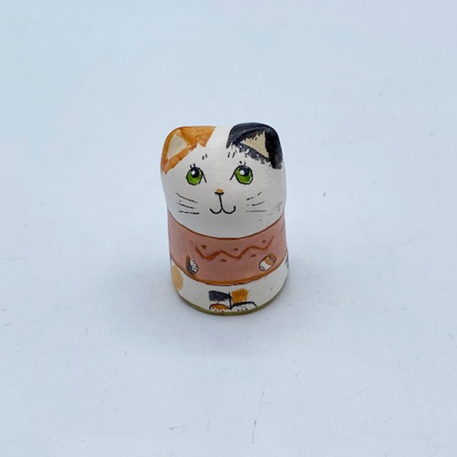 イギリス 素焼きのミニ猫　シンブル ピンク柄のジャンパーを着る三毛猫  Merryfield Pottery